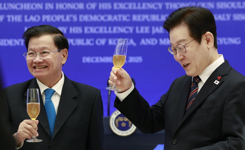 이재명 대통령과 통룬 시술릿 라오스 국가주석이 15일 서울 용산 대통령실에서 열린 한-라오스 공식오찬에서 건배하고 있다. 사진=뉴시스