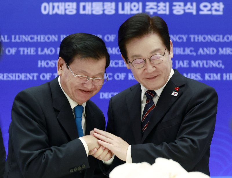 [서울=뉴시스] 최동준 기자 = 이재명 대통령과 통룬 시술릿 라오스 국가주석이 15일 서울 용산 대통령실에서 열린 한-라오스 공식오찬에서 악수하고 있다. 2025.12.15. photocdj@newsis.com