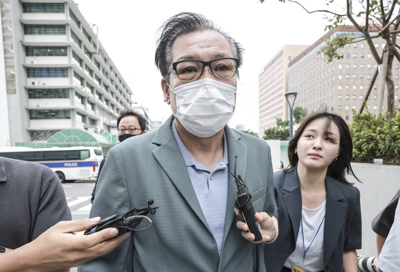 건진법사 전성배씨가 지난 8월 21일 서울 종로구 KT광화문빌딩 웨스트에 마련된 김건희 특검 사무실에 출석하고 있다. 뉴시스