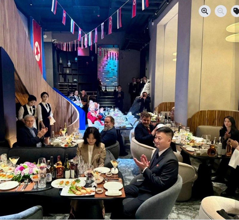 [서울=뉴시스] 지난달 26일 러시아 모스크바에 문을 연 북한 식당 ‘승리’ 개업식에 양국 인사들이 다수 참석해 있다. 뒤에 러시아 국기와 북한 인공기가 보인다.(출처: 주북 러시아 대사관 페이스북) 2025.12.15. *재판매 및 DB 금지