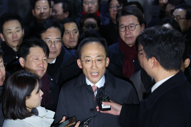 [의왕=뉴시스] 권창회 기자 = 국회의 12·3 비상계엄 해제 의결 방해 의혹을 받는 추경호 전 국민의힘 원내대표가 3일 오전 영장이 기각돼 경기 의왕시 서울구치소를 나서며 발언하고 있다. 2025.12.03. kch0523@newsis.com