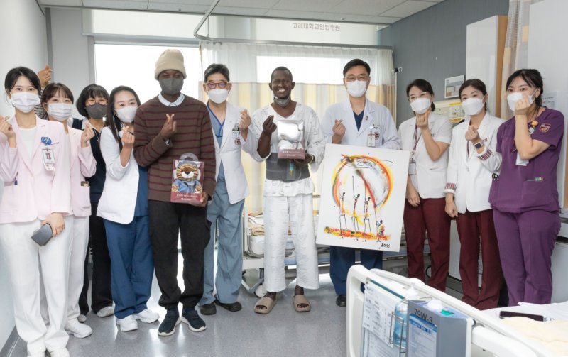 [서울=뉴시스] 성공적인 수술을 기념하는 축하식에서 장 피에르 부자와 안암병원 의료진이 단체 사진을 촬영하고 있다. 왼쪽 다섯 번째부터 아들 에릭, 한승범 안암병원장, 아버지 장 피에르, 집도의 정철웅 교수. (사진= 고려대학교 안암병원 제공)