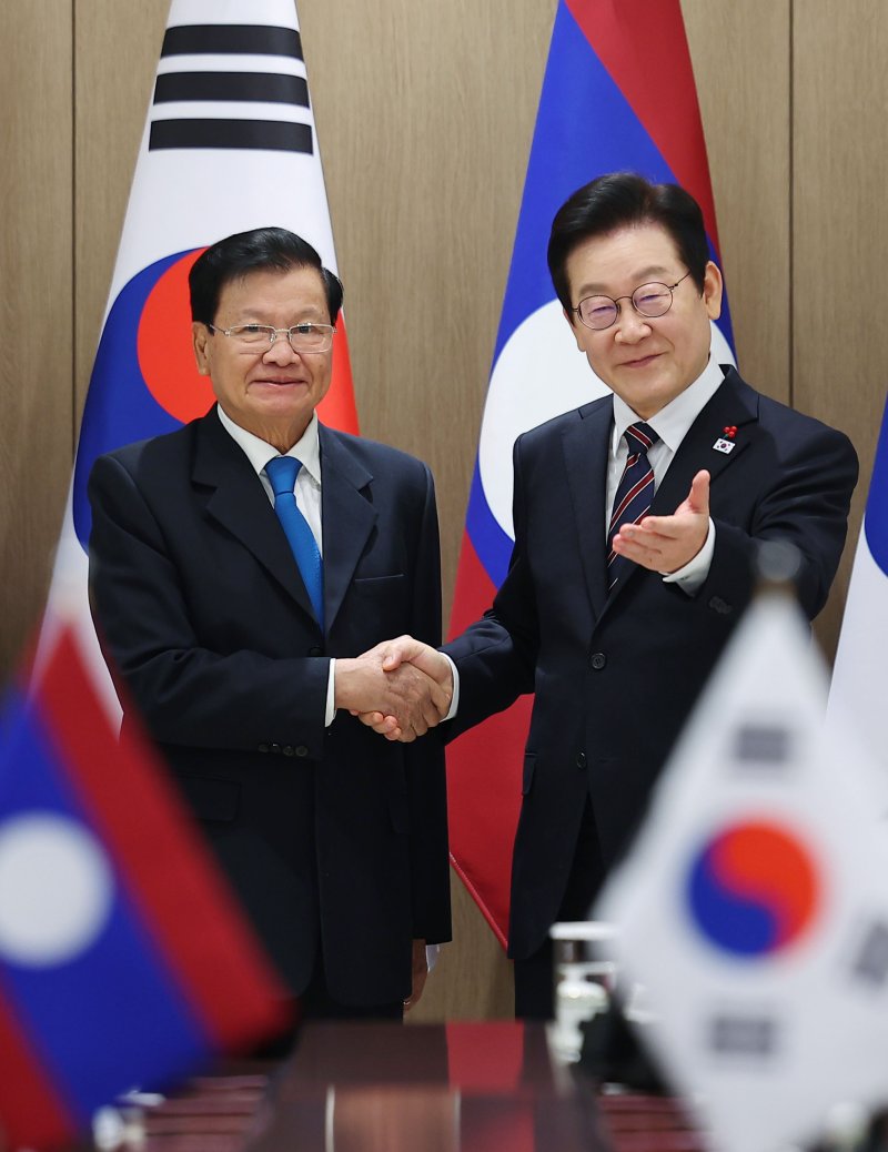 [서울=뉴시스] 최동준 기자 = 이재명 대통령과 통룬 시술릿 라오스 국가주석이 15일 서울 용산 대통령실에서 한-라오스 정상회담 기념촬영을 하고 있다. (대통령실통신사진기자단) 2025.12.15. photocdj@newsis.com