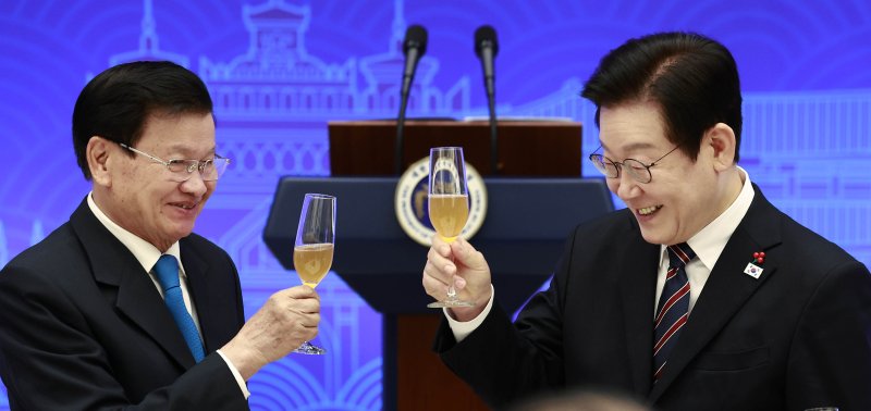 [서울=뉴시스] 최동준 기자 = 이재명 대통령과 통룬 시술릿 라오스 국가주석이 15일 서울 용산 대통령실에서 열린 한-라오스 공식오찬에서 건배하고 있다. 2025.12.15. photocdj@newsis.com