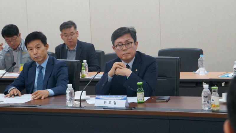 더불어민주당 중앙선거대책위원회 산업위기지역살리기위원회 위원장인 안도걸 의원이 20일 전남 영암 대불산단에서 열린 조선업계 정책 간담회에서 업계 건의사항을 듣고 있다.(안도걸 의원실 제공) ⓒ News1 한재준 기자