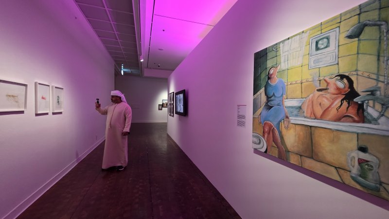 [사진=박현주 미술전문기자] 15일 서울시립미술관에서 열린 아랍에미리트 현대미술전 '근접한 세계'전시 기자 간담회에 참석한 아랍 전통 복장을 한 미술 관계자들이 전시를 관람하고 있다. 2025.12.15. hyun@newsis.com *재판매 및 DB 금지