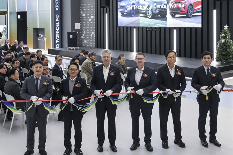 한국GM이 15일 인천 서구 청라국제도시에 위치한 GM 청라 주행시험장의 타운홀에서 ‘GM 한국사업장 2026 비즈니스 전략 컨퍼런스’를 개최한 가운데 허우영 GM 한국사업장 협신회 회장(왼쪽부터), 박선원 더불어민주당 의원, 헥터 비자레알 한국GM 사장, 브라이언 맥머레이 GM 테크니컬센터 코리아 사장, 김진태 인천시 본부장, 강장원 한국지엠대리점협의회 회장이 GM 테크니컬센터 코리아 청라 주행시험장 내 버추얼 엔지니어링 랩 개소 기념 테이프 커팅을 하고 있다. 사진=한국GM 제공