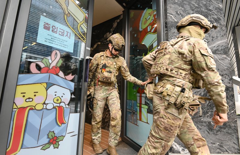 [성남=뉴시스] 김종택 기자 = 경기 성남시 분당구 카카오 판교아지트 건물 폭파 협박 신고가 접수된 15일 경찰과 군이 수색을 하기 위해 이동하고 있다. 이날 카카오는 만일의 상황에 대비해 전 직원을 재택근무로 전환 했다. 2025.12.15. jtk@newsis.com