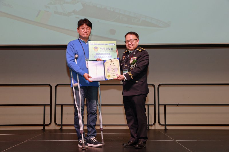 [인천=뉴시스] 인하공업전문대학 조선기계공학과 신채오(왼쪽) 학생이 제6회 해양경찰 함정 설계 공모전에서 자유과제 부문 우수상을 받고 기념사진을 촬영하고 있다. (사진=인하공전 제공) 2025.12.15. photo@newsis.com *재판매 및 DB 금지