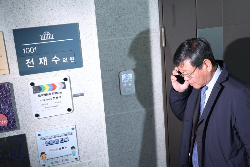 [서울=뉴시스] 김금보 기자 = 경찰이 통일교 금품 수수 의혹 관련자들에 대한 강제수사에 나섰다. 15일 압수수색영장 집행 시도 중인 서울 여의도 국회 의원회관 전재수 더불어민주당 의원실로 법률대리인이 들어가고 있다. 2025.12.15. kgb@newsis.com