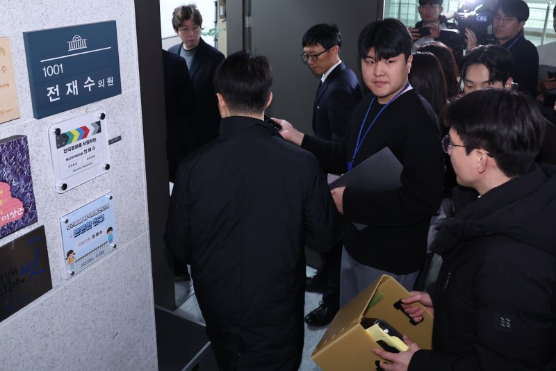[서울=뉴시스] 김금보 기자 = 경찰이 15일 서울 여의도 국회 의원회관에서 통일교 금품 수수 의혹을 받는 전재수 더불어민주당 의원 사무실로 압수수색을 하기 위해 들어가고 있다. 2025.12.15. kgb@newsis.com
