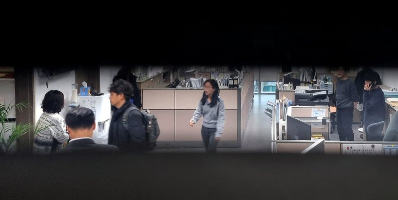 [서울=뉴시스] 김금보 기자 = 경찰이 15일 서울 여의도 국회 의원회관에서 통일교 금품 수수 의혹을 받는 전재수 전 해양수산부 장관의 사무실을 압수수색 하고 있다. 2025.12.15. kgb@newsis.com