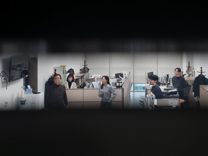 [서울=뉴시스] 김금보 기자 = 통일교 금품 수수 의혹을 받는 전재수 전 해양수산부 장관이 15일 서울 여의도 국회 의원회관 내 자신의 사무실에서 경찰의 압수수색을 지켜보고 있다. 2025.12.15. kgb@newsis.com