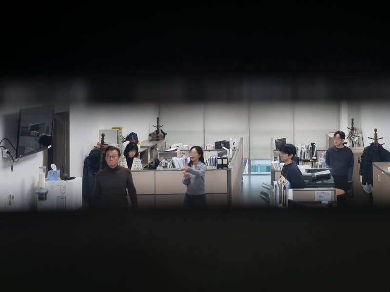 [서울=뉴시스] 김금보 기자 = 통일교 금품 수수 의혹을 받는 전재수 전 해양수산부 장관이 15일 서울 여의도 국회 의원회관 내 자신의 사무실에서 경찰의 압수수색을 지켜보고 있다. 2025.12.15. kgb@newsis.com