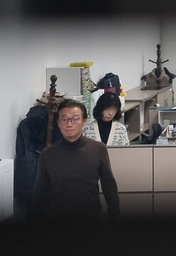 [서울=뉴시스] 김금보 기자 = 통일교 금품 수수 의혹을 받는 전재수 전 해양수산부 장관이 15일 서울 여의도 국회 의원회관 내 자신의 사무실에서 경찰의 압수수색을 지켜보고 있다. 2025.12.15. kgb@newsis.com