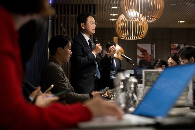 배경훈 부총리 겸 과학기술정보통신부 장관이 15일 오전 세종시 정부세종청사 인근 식당에서 열린 과학기술정보통신부 기자간담회에서 기자들과 질의응답을 하고 있다. (과학기술정보통신부 제공. 재판매 및 DB 금지) 2025.12.15/뉴스1