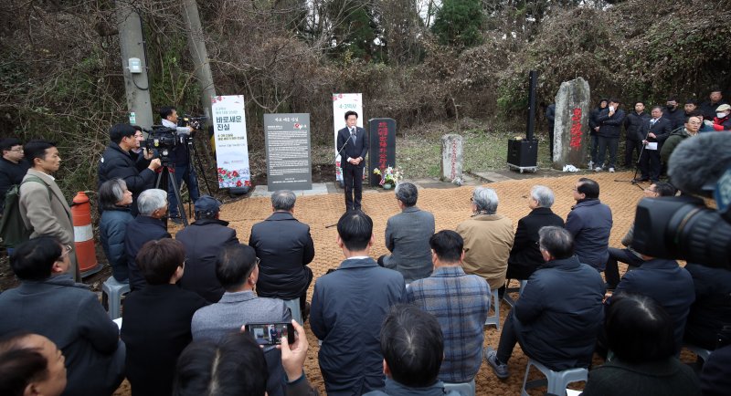 15일 오후 제주시 한울누리공원 인근 고(故) 박진경 대령 추도비 옆에서 열린 '4·3 역사 왜곡 대응 안내판' 설치 행사에서 오영훈 제주지사가 인사말을 하고 있다. 이 안내판에는 제주4·3 당시 학살을 주도한 박 대령의 행적이 담겼다. 2025.12.15/뉴스1 ⓒ News1 고동명 기자