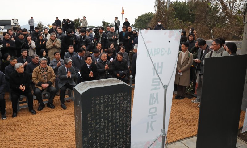 [제주=뉴시스] 우장호 기자 = 오영훈 제주지사가 15일 오후 제주시 산록도로 한울공원 인근 도로변에 있는 고(故) 박진경 대령 추도비 옆에서 열린 제주4·3의 진실을 담은 '바로 세운 진실' 안내판 설치 행사를 어두운 얼굴로 지켜보고 있다.이재명 대통령은 지난 14일 국가보훈부에 박진경 대령에 대한 국가유공자 지정 취소를 검토하라고 지시했다. 박 대령 국가유공자 지정 논란이 불거진 지 닷새 만이다. 2025.12.15. woo1223@newsis.com