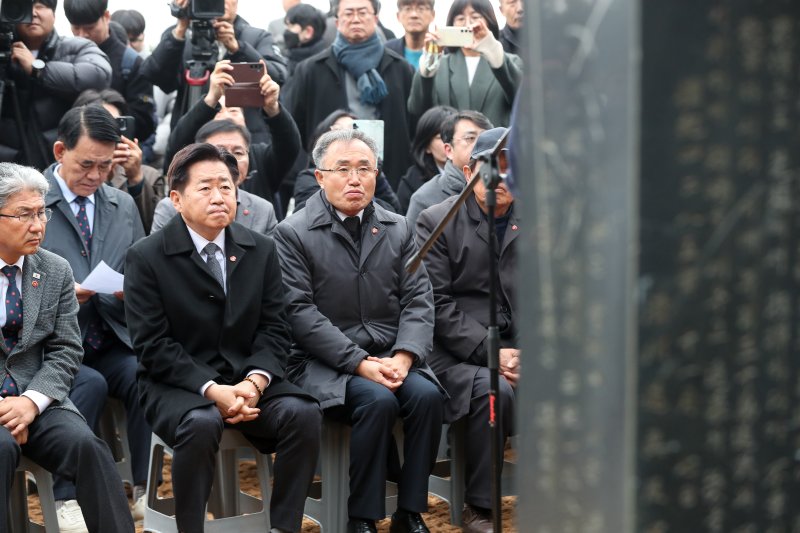 [제주=뉴시스] 우장호 기자 = 오영훈 제주지사가 15일 오후 제주시 산록도로 한울공원 인근 도로변에 있는 고(故) 박진경 대령 추도비 옆에서 열린 제주4·3의 진실을 담은 '바로 세운 진실' 안내판 설치 행사를 어두운 얼굴로 지켜보고 있다.이재명 대통령은 지난 14일 국가보훈부에 박진경 대령에 대한 국가유공자 지정 취소를 검토하라고 지시했다. 박 대령 국가유공자 지정 논란이 불거진 지 닷새 만이다. 2025.12.15. woo1223@newsis.com
