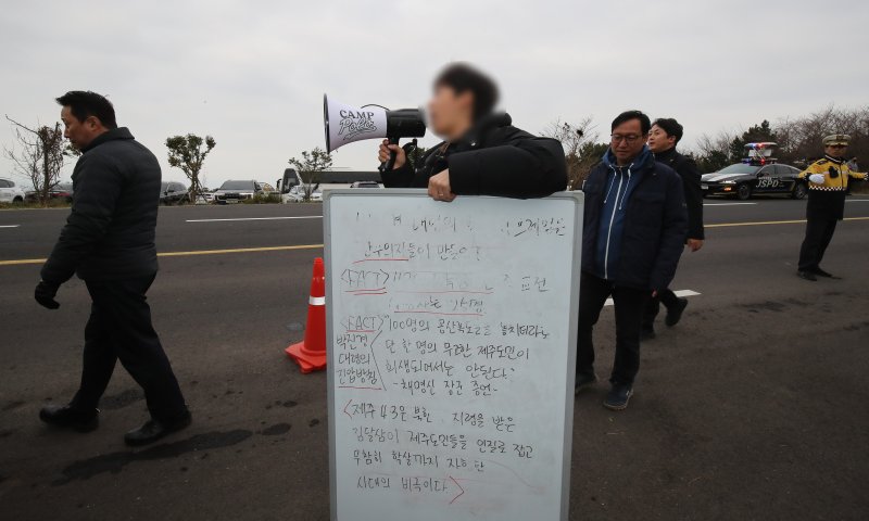 [제주=뉴시스] 우장호 기자 = 15일 오후 제주시 산록도로 한울공원 인근 도로변에 있는 고(故) 박진경 대령 추도비 옆에서 열린 제주4·3의 진실을 담은 '바로 세운 진실' 안내판 설치 행사에서 반대단체 관계자가 항의하고 있다.이재명 대통령은 지난 14일 국가보훈부에 박진경 대령에 대한 국가유공자 지정 취소를 검토하라고 지시했다. 박 대령 국가유공자 지정 논란이 불거진 지 닷새 만이다. 2025.12.15. woo1223@newsis.com