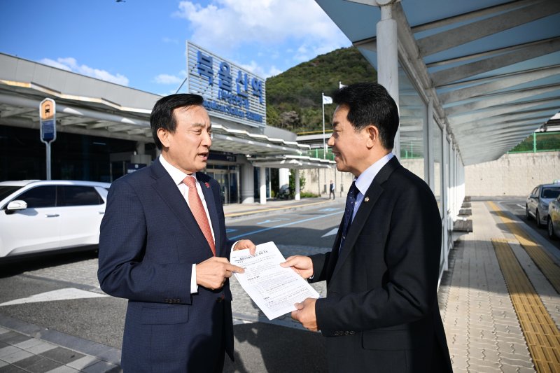 박천동 울산 북구청장이 북울산역에서 윤종오 국회의원에게 국토교통부의 KTX-이음 북울산역 정차를 위한 노력을 요청하고 있다..(울산 북구 제공. 재판매 및 DB금지)/뉴스1 ⓒ News1 김세은 기자