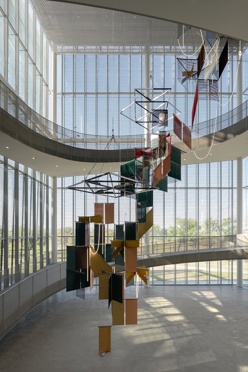 〈유동 봉헌 – 삼합 나무 그늘Liquid Votive – Tree Shade Triad〉2025 Aluminum venetian blinds, powder-coated aluminum hanging structure,steel wire rope, LED tubes, laser lighting, SMPS, wireless module, cable 2,362 x 1,086 x 1,086 cm사진: ANPIS FOTO Courtesy of the artist 이미지 제공: 국제갤러리 *재판매 및 DB 금지