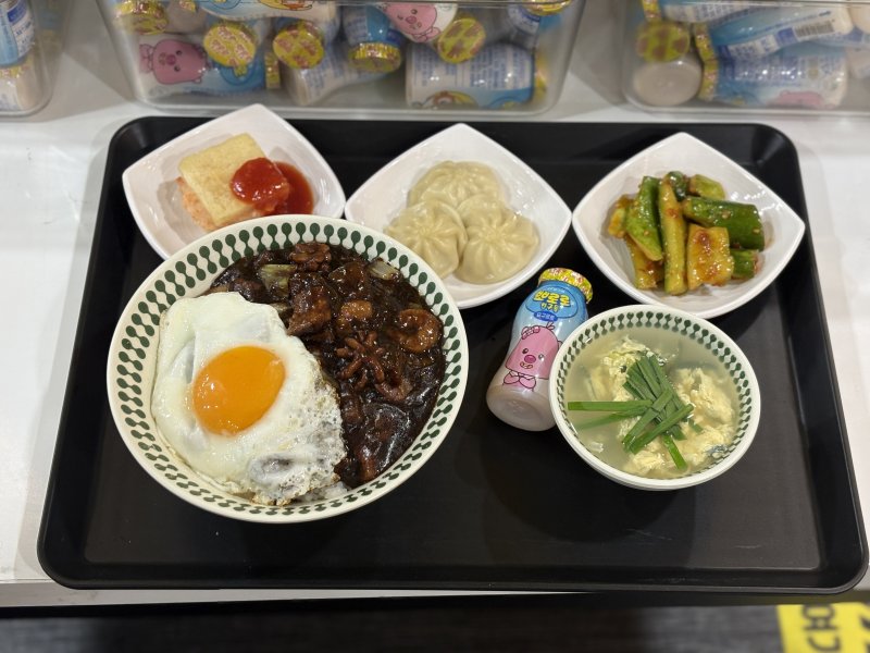 [서울=뉴시스] 권민지 수습기자= 이연복 셰프가 15일 오전 한양대학교 '천원의 아침밥'으로 구성한 메뉴. 2025.12.15 *재판매 및 DB 금지