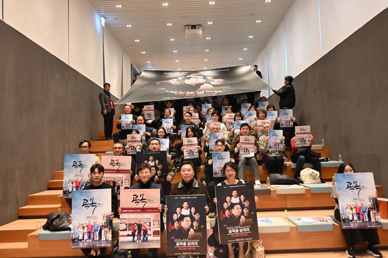 '골목상권 활성화와 복합 도시 브랜드 전략' 참가자들이 기념 촬영하고 있다.(정연욱 의원실 제공. 재판매 및 DB금지)