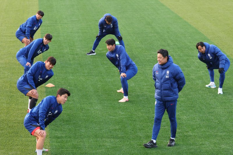이민성 U-22 축구 국가대표팀 감독이 15일 오후 충남 천안 대한민국 축구종합센터에서 선수들의 훈련 모습을 지켜보고 있다. 이번 훈련은 내년 1월 사우디아라비아에서 열리는 AFC U-23 아시안컵을 앞두고 실시하는 마지막 국내 소집 훈련이다. 2025.12.15/뉴스1 ⓒ News1 이광호 기자