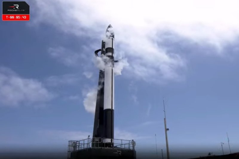 11일 뉴질랜드 마히아 발사장에서 미국 우주기업 로켓랩의 발사체 '일렉트론'이 초소형군집위성 검증기를 탑재하고 발사대에 기립해있는 모습. (사진=우주항공청 유튜브 캡처) *재판매 및 DB 금지