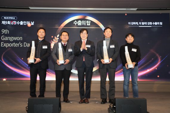 제62회 무역의 날과 제9회 강원 수출인의 날 기념행사가 15일 춘천 스카이컨벤션 컨벤션홀에서 열린 가운데 수출의 탑 수상 기업에 정부 표창이 전수됐다. 강원자치도 제공