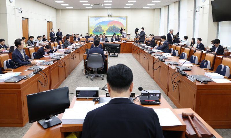 [서울=뉴시스] 추상철 기자 = 28일 오후 서울 여의도 국회에서 정무위원회 법안심사 제1소위원회가 열리고 있다. 2023.11.28. scchoo@newsis.com