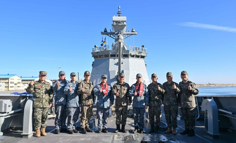 진영승 합참의장이 15일 해군1함대사령부를 방문해 임무수행에 매진하고 있는 장병들을 격려하고 기념 촬영하고 있다. 합동참모본부 제공