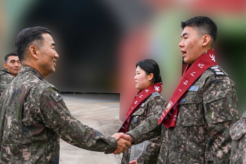 진영승 합참의장이 15일 공군8전투비행단을 방문해 대비태세에 매진하고 있는 장병들을 격려하고 있다. 합동참모본부 제공