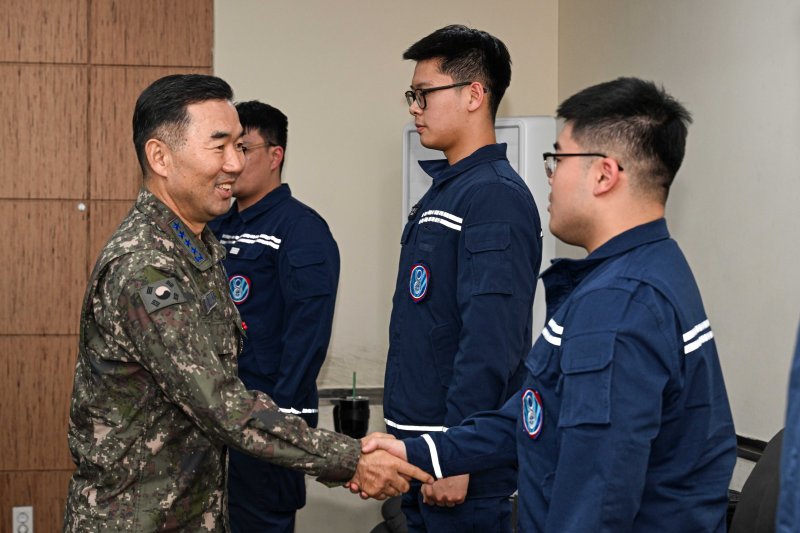 진영승 합참의장이 15일 공군8전투비행단을 방문해 대비태세에 매진하고 있는 정비사들을 격려하고 있다. 합동참모본부 제공