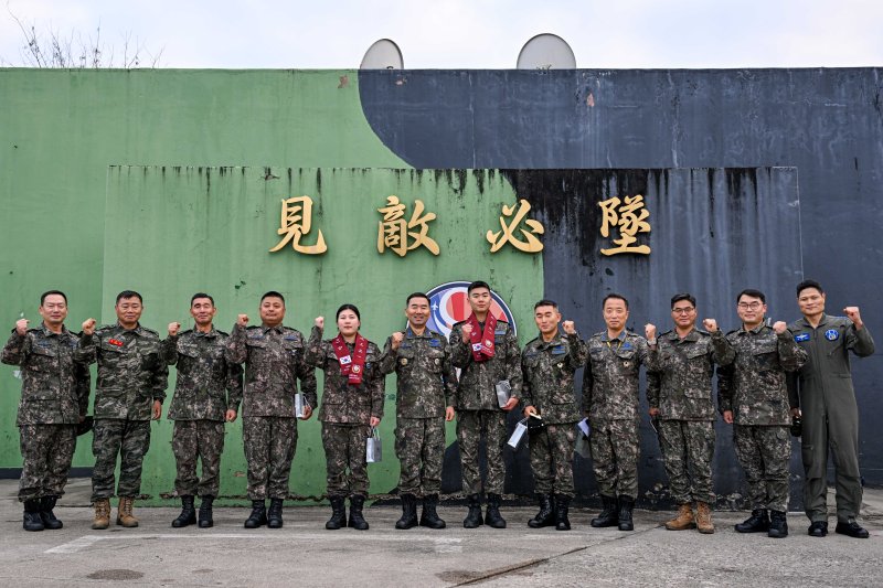 진영승 합참의장이 15일 공군8전투비행단을 방문해 장병들과 기념 촬영하고 있다. 동참모본부 제공