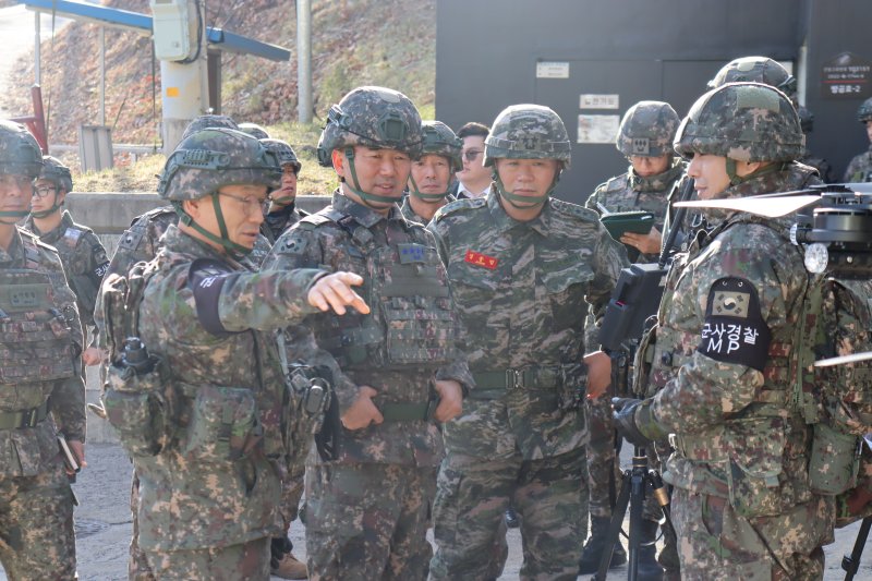 진영승 합참의장이 15일 육군22사 GOP대대를 방문해 작전태세를 점검하고 있다. 합동참모본부 제공