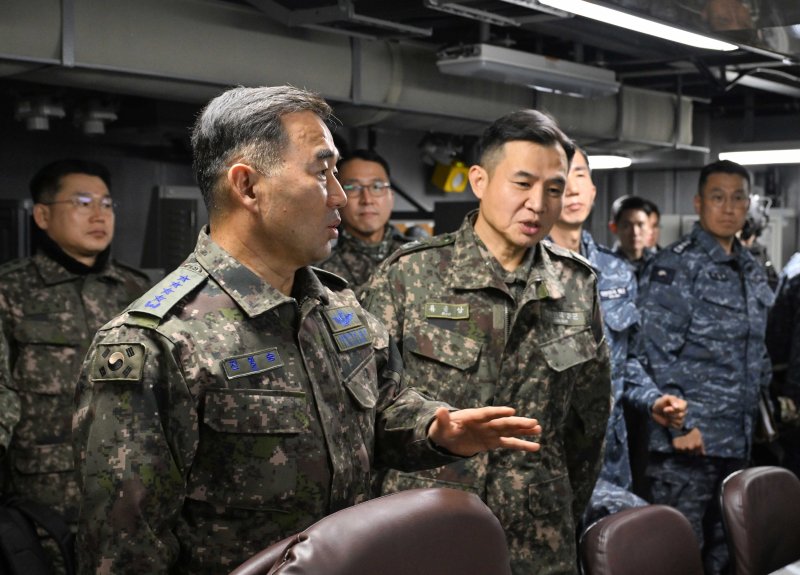 진영승 합참의장이 15일 해군1함대사령부를 방문해 대비태세를 점검하고 있다. 합동참모본부 제공