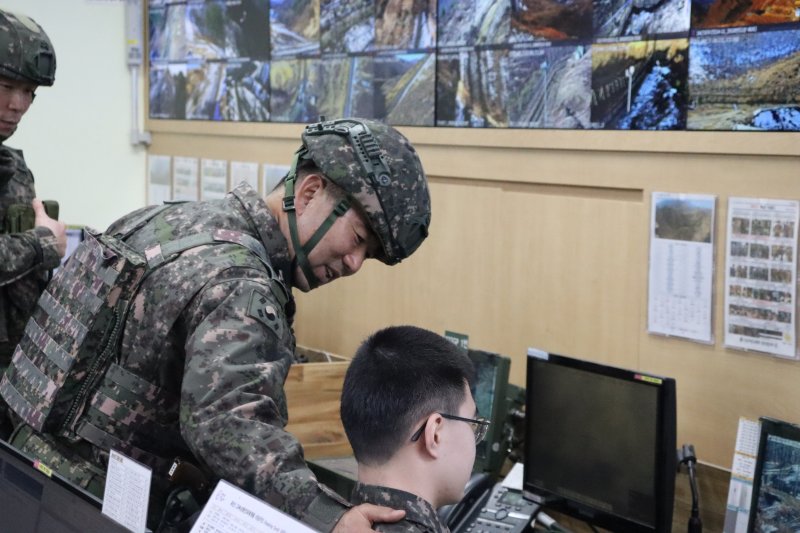 진영승 합참의장이 15일 육군 22사 GOP대대를 방문해 임무수행에 매진하고 있는 장병들을 격려하고 있다. 합동참모본부 제공