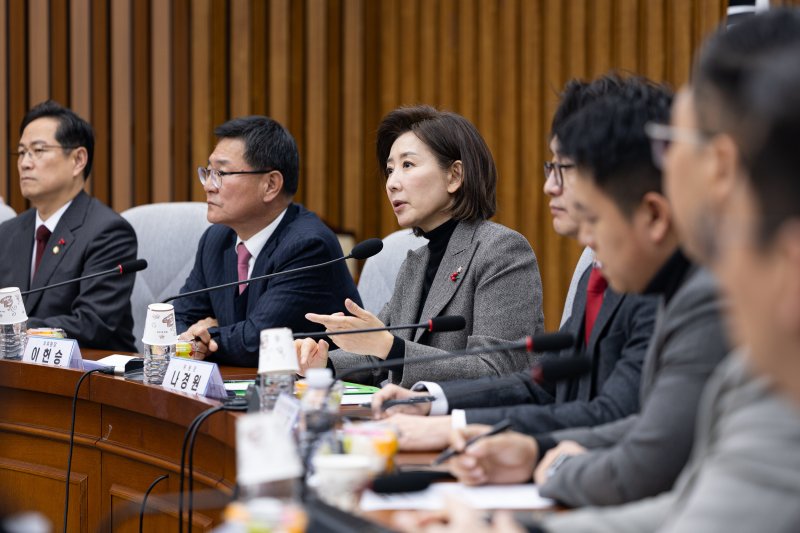 나경원 국민의힘 지방선거 총괄기획단 위원장이 15일 서울 여의도 국회에서 열린 지방선거총괄기획단-전국청년지방의원협의회 연석회의에서 모두 발언을 하고 있다. 2025.12.15/뉴스1 ⓒ News1 유승관 기자