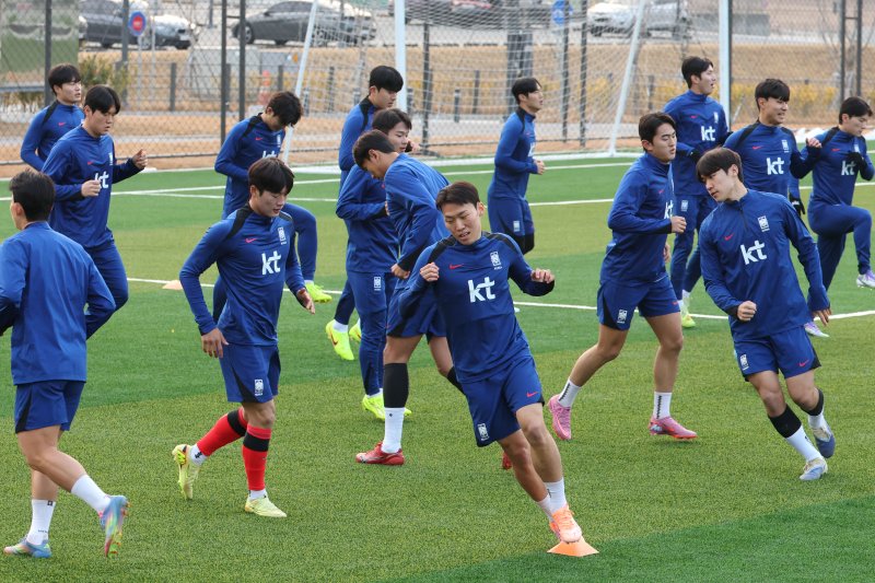 이민성 감독이 이끄는 U-22 축구 국가대표팀 선수들이 15일 오후 충남 천안 대한민국 축구종합센터에서 훈련을 하고 있다. 이번 훈련은 내년 1월 사우디아라비아에서 열리는 AFC U-23 아시안컵을 앞두고 실시하는 마지막 국내 소집 훈련이다. 2025.12.15/뉴스1 ⓒ News1 이광호 기자