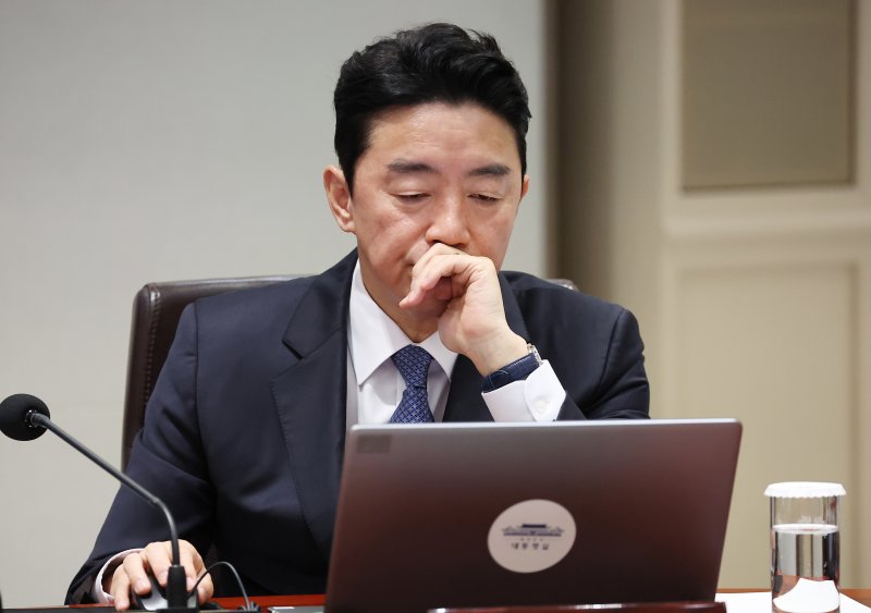 [서울=뉴시스] 고범준 기자 = 강훈식 비서실장이 9일 서울 용산 대통령실 청사에서 열린 국무회의에서 자료를 살펴보고 있다. (대통령실통신사진기자단) 2025.12.09. bjko@newsis.com