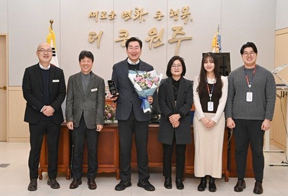 강원 원주시가 최근 서울 이룸컨벤션에서 열린 '2025년 건강보험 사회공헌 하늘반창고 시상식'에서 사회공헌 협조 우수기관으로 선정된 가운데, 시 관계자들이 원강수 원주시장 집무실에서 이를 기념하는 사진을 촬영하고 다(원주시 제공. 재판매 및 DB금지) 2025.12.15/뉴스1