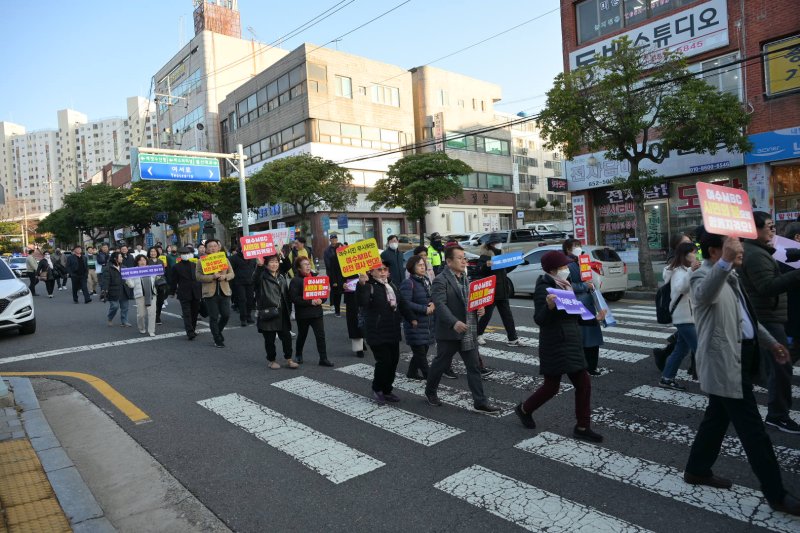 [여수=뉴시스] 15일 '여수MBC 순천 이전 반대 범시민 대책위원회'가 여수MBC순천이전 반대 를 외치며 시가행진 하고 있다. (사진=여수시 제공) 2025.12.15. photo@newsis.com *재판매 및 DB 금지