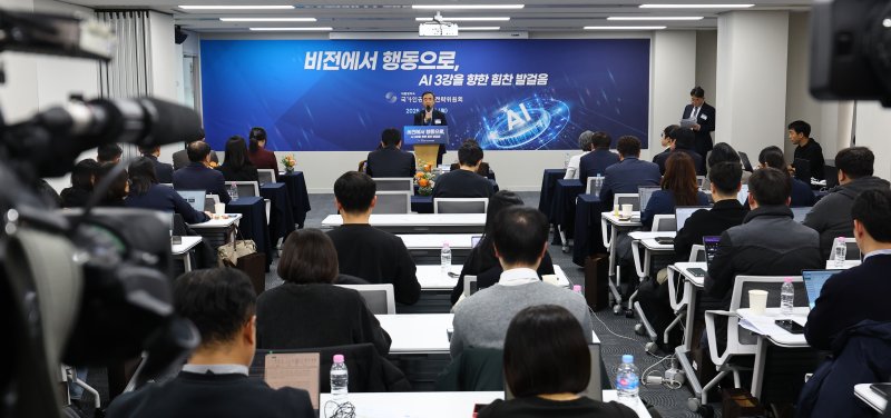 [서울=뉴시스] 박주성 기자 = 임문영 국가인공지능전력위원회 부위원장이 15일 오후 서울 중구 서울스퀘어에서 열린 대통령 직속 국가인공지능전략위원회 출범 100일 기자간담회에서 브리핑을 하고 있다. 2025.12.15. park7691@newsis.com