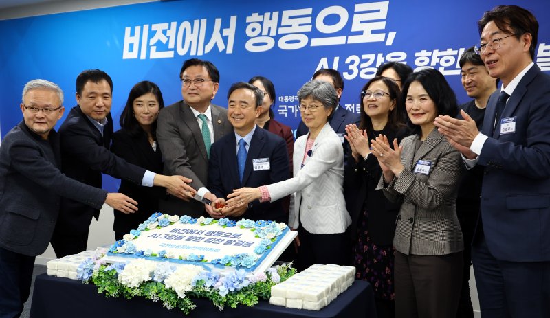 [서울=뉴시스] 박주성 기자 = 임문영 국가인공지능전력위원회 부위원장과 참석자들이 15일 오후 서울 중구 서울스퀘어에서 열린 대통령 직속 국가인공지능전략위원회 출범 100일 기자간담회에서 축하 케이크를 자르고 있다. 2025.12.15. park7691@newsis.com