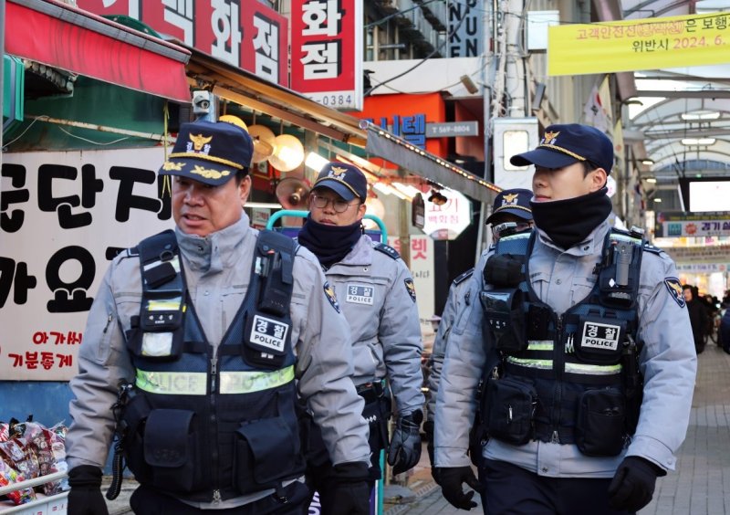 경기북부경찰청 소속 경찰들이 안전한 도민들의 일상 확보를 위해 순찰을 하고 있다. 경기북부경찰청 제공