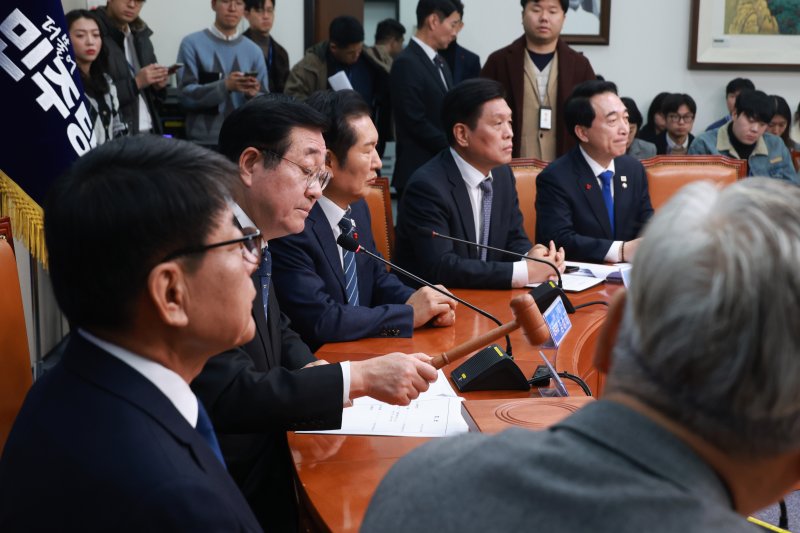 [서울=뉴시스] 고승민 기자 = 15일 서울 여의도 국회에서 열린 제4차 중앙위원회의에서 민홍철 위원장이 회의를 주재하고 있다. 2025.12.15. kkssmm99@newsis.com