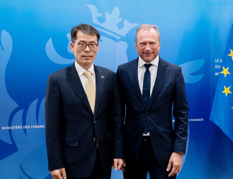 김성태 IBK기업은행장(왼쪽)이 지난 12일(현지시간) 룩셈부르크 재무부 청사에서 질 로트 룩셈부르크 재무장관 겸 룩셈부르크 하우스 오브 핀테크 의장과 기념촬영하고 있다. IBK기업은행 제공