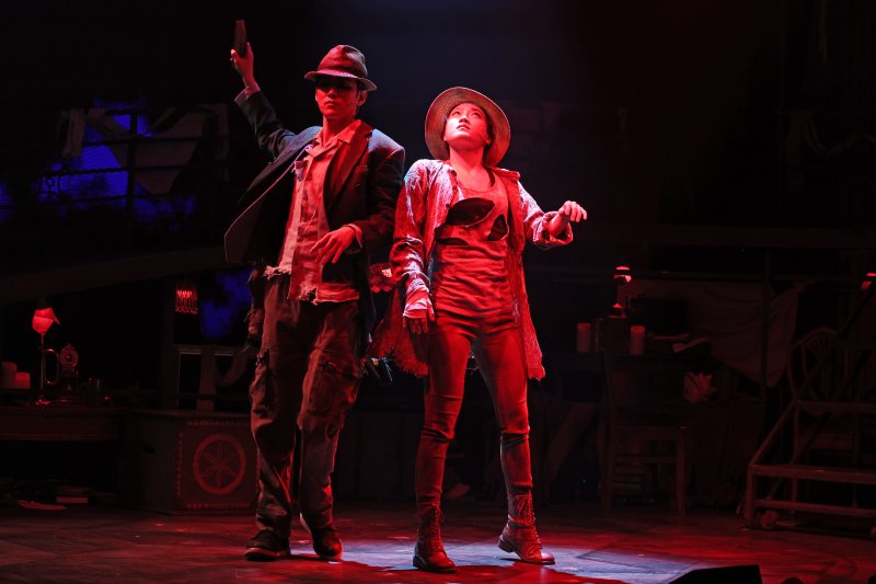 [서울=뉴시스] 박진희 기자 = 뮤지컬 '시지프스' 출연 배우들이 15일 서울 종로구 YES24 스테이지에서 주요 장면을 시연하고 있다. 2025.12.15. pak7130@newsis.com